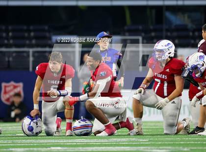 Thumbnail 2 in Tidehaven vs. Gunter (UIL 3A D2 Football Final) photogallery.