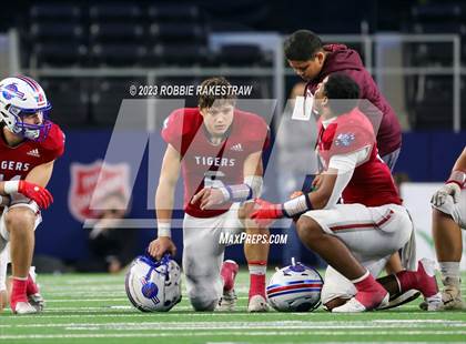 Thumbnail 1 in Tidehaven vs. Gunter (UIL 3A D2 Football Final) photogallery.