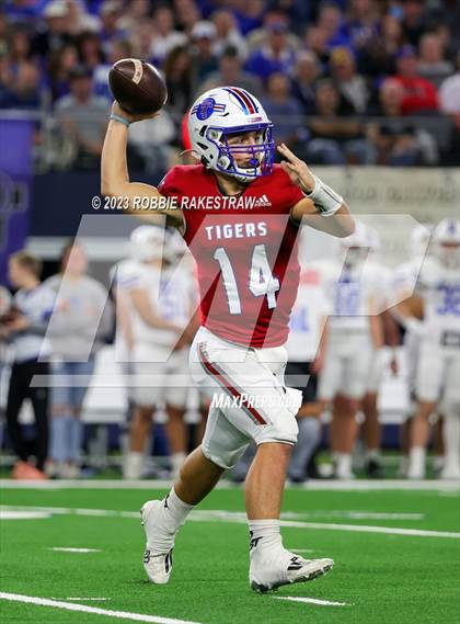 Thumbnail 2 in Tidehaven vs. Gunter (UIL 3A D2 Football Final) photogallery.