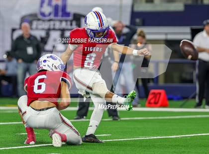 Thumbnail 2 in Tidehaven vs. Gunter (UIL 3A D2 Football Final) photogallery.
