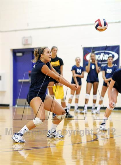 Thumbnail 2 in Galena vs Corona Del Mar (Durango Fall Classic) photogallery.