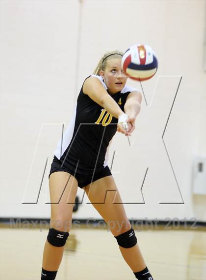 Thumbnail 3 in Galena vs Corona Del Mar (Durango Fall Classic) photogallery.