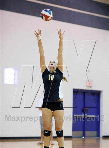 Thumbnail 3 in Galena vs Corona Del Mar (Durango Fall Classic) photogallery.