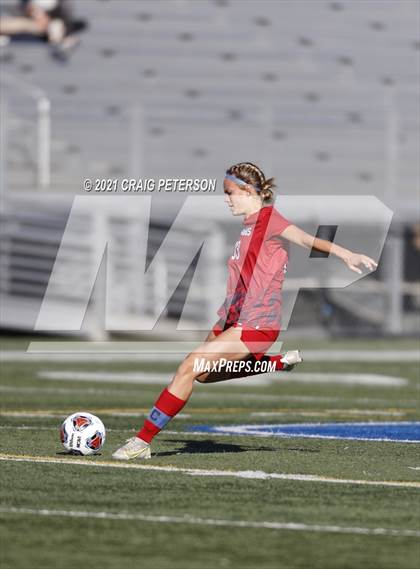 Thumbnail 2 in Crimson Cliffs vs. Sky View (UHSAA 4A Semifinal) photogallery.