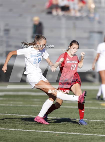 Thumbnail 2 in Crimson Cliffs vs. Sky View (UHSAA 4A Semifinal) photogallery.