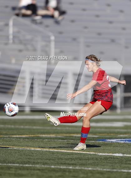 Thumbnail 3 in Crimson Cliffs vs. Sky View (UHSAA 4A Semifinal) photogallery.