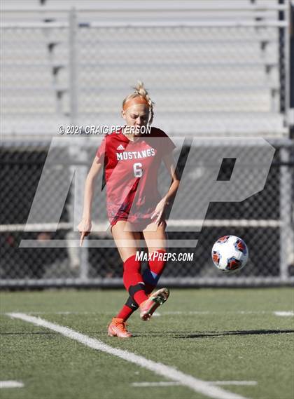 Thumbnail 2 in Crimson Cliffs vs. Sky View (UHSAA 4A Semifinal) photogallery.