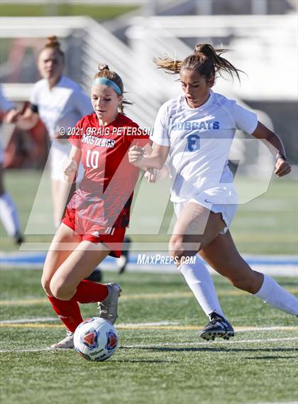 Thumbnail 2 in Crimson Cliffs vs. Sky View (UHSAA 4A Semifinal) photogallery.