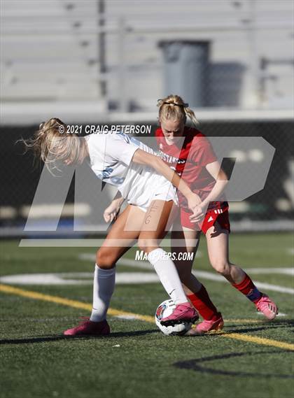 Thumbnail 2 in Crimson Cliffs vs. Sky View (UHSAA 4A Semifinal) photogallery.