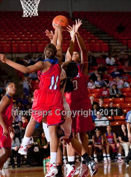 Thumbnail 2 in Midland vs. Duncanville (5A Regional Semifinal Playoffs) photogallery.