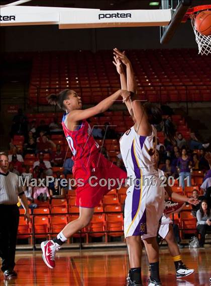 Thumbnail 2 in Midland vs. Duncanville (5A Regional Semifinal Playoffs) photogallery.