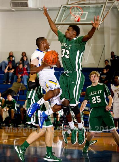 Thumbnail 3 in Channelview vs Strake Jesuit (McDonald's Texas Invitational) photogallery.