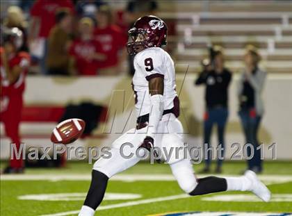 Thumbnail 2 in Hargrave vs Silsbee (3A Region 3 Bi-District Playoffs) photogallery.