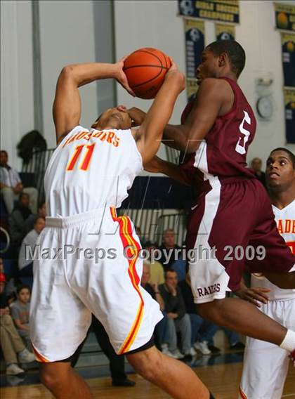 Thumbnail 2 in Bergen Catholic vs. Morrow photogallery.