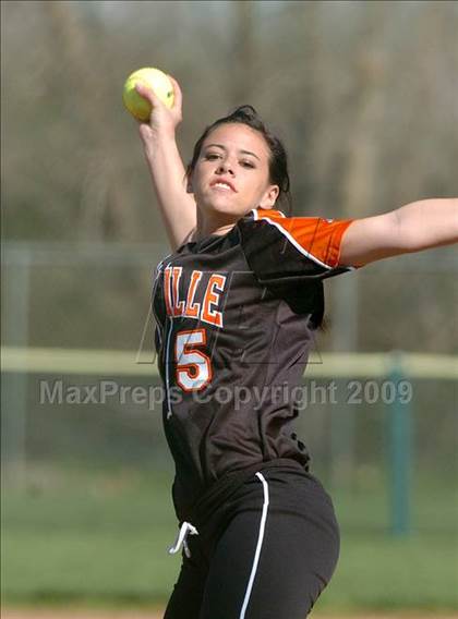 Thumbnail 3 in Roseville vs. Rocklin (Pre-Season Tournament of Champions) photogallery.