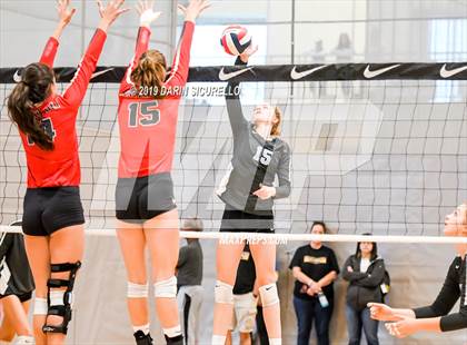 Thumbnail 2 in Mater Dei vs. Hagerty (NIKE Tournament of Champions) photogallery.