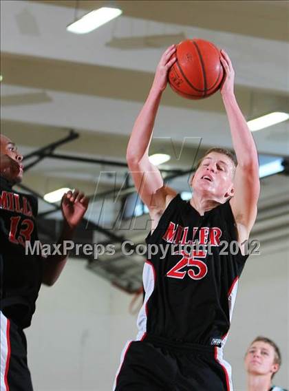 Thumbnail 2 in Sultana vs. Miller (MaxPreps Holiday Classic) photogallery.