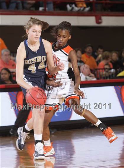 Thumbnail 1 in Bishop McGuinness vs. Southwest Onslow (NCHSAA 1A Final) photogallery.