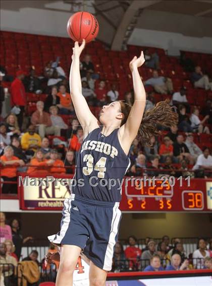 Thumbnail 1 in Bishop McGuinness vs. Southwest Onslow (NCHSAA 1A Final) photogallery.