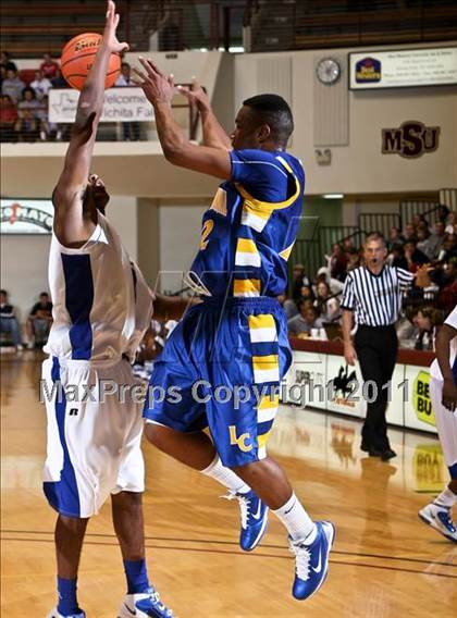 Thumbnail 3 in Lakeview Centennial vs. Estacado (Fantasy of Lights) photogallery.