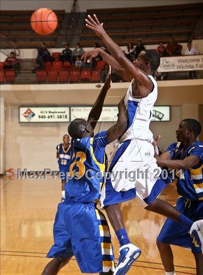 Thumbnail 1 in Lakeview Centennial vs. Estacado (Fantasy of Lights) photogallery.