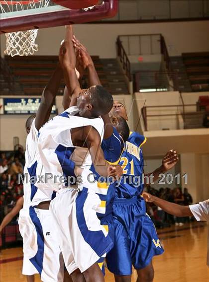 Thumbnail 1 in Lakeview Centennial vs. Estacado (Fantasy of Lights) photogallery.