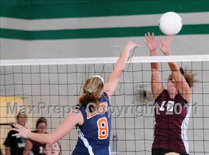 Thumbnail 2 in Benton vs Carterville (IHSA Class 2A Sectional Semi-Final) photogallery.