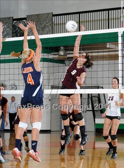 Thumbnail 3 in Benton vs Carterville (IHSA Class 2A Sectional Semi-Final) photogallery.
