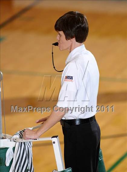 Thumbnail 2 in Benton vs Carterville (IHSA Class 2A Sectional Semi-Final) photogallery.