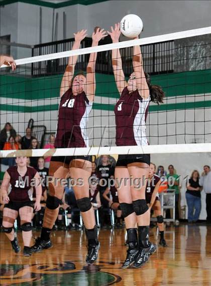 Thumbnail 3 in Benton vs Carterville (IHSA Class 2A Sectional Semi-Final) photogallery.