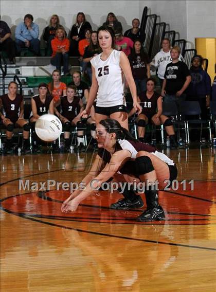 Thumbnail 2 in Benton vs Carterville (IHSA Class 2A Sectional Semi-Final) photogallery.