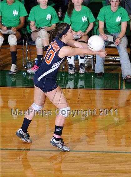 Thumbnail 2 in Benton vs Carterville (IHSA Class 2A Sectional Semi-Final) photogallery.