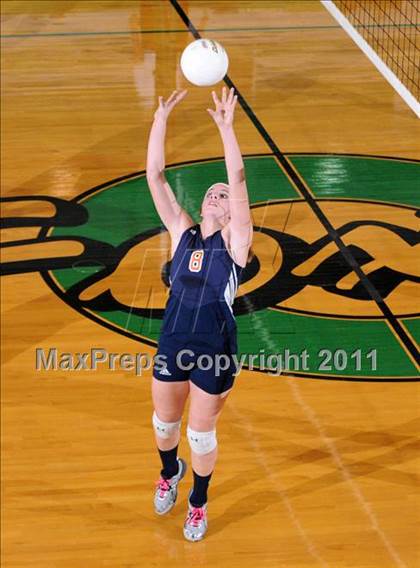 Thumbnail 1 in Benton vs Carterville (IHSA Class 2A Sectional Semi-Final) photogallery.