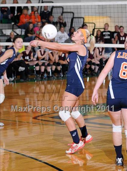 Thumbnail 3 in Benton vs Carterville (IHSA Class 2A Sectional Semi-Final) photogallery.