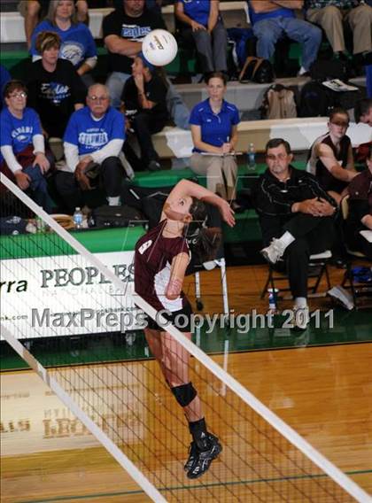 Thumbnail 3 in Benton vs Carterville (IHSA Class 2A Sectional Semi-Final) photogallery.