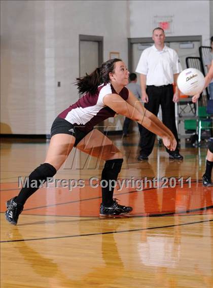 Thumbnail 3 in Benton vs Carterville (IHSA Class 2A Sectional Semi-Final) photogallery.