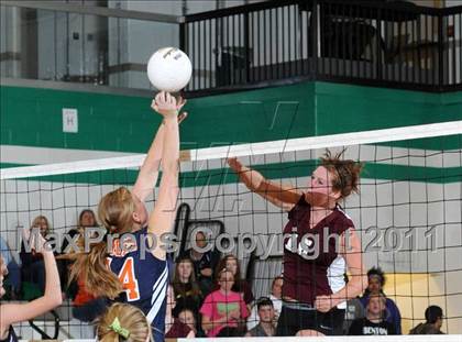 Thumbnail 3 in Benton vs Carterville (IHSA Class 2A Sectional Semi-Final) photogallery.