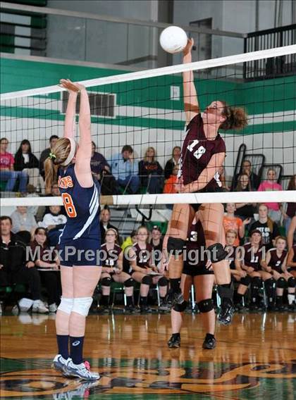 Thumbnail 1 in Benton vs Carterville (IHSA Class 2A Sectional Semi-Final) photogallery.