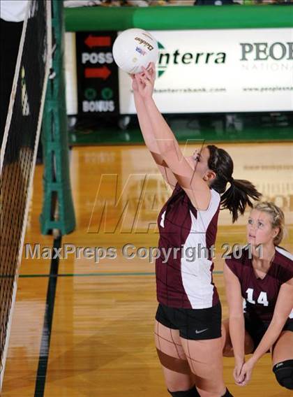 Thumbnail 3 in Benton vs Carterville (IHSA Class 2A Sectional Semi-Final) photogallery.