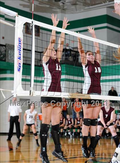 Thumbnail 1 in Benton vs Carterville (IHSA Class 2A Sectional Semi-Final) photogallery.
