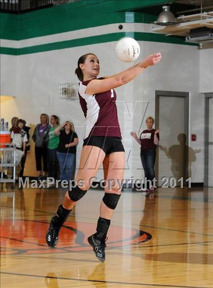 Thumbnail 3 in Benton vs Carterville (IHSA Class 2A Sectional Semi-Final) photogallery.