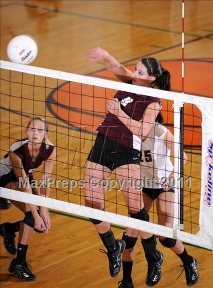 Thumbnail 1 in Benton vs Carterville (IHSA Class 2A Sectional Semi-Final) photogallery.