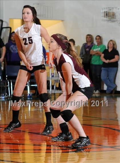 Thumbnail 2 in Benton vs Carterville (IHSA Class 2A Sectional Semi-Final) photogallery.