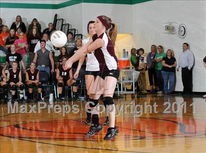 Thumbnail 3 in Benton vs Carterville (IHSA Class 2A Sectional Semi-Final) photogallery.