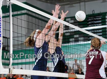 Thumbnail 2 in Benton vs Carterville (IHSA Class 2A Sectional Semi-Final) photogallery.