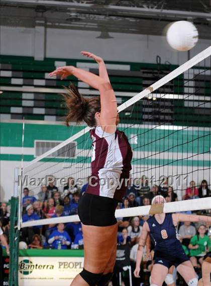 Thumbnail 3 in Benton vs Carterville (IHSA Class 2A Sectional Semi-Final) photogallery.