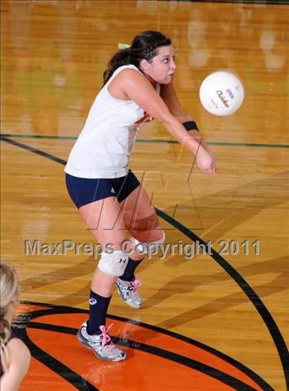 Thumbnail 1 in Benton vs Carterville (IHSA Class 2A Sectional Semi-Final) photogallery.