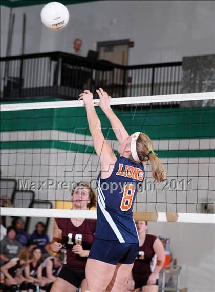 Thumbnail 1 in Benton vs Carterville (IHSA Class 2A Sectional Semi-Final) photogallery.