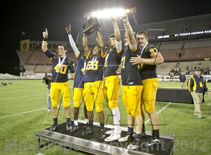 Thumbnail 1 in Lincoln vs. St. Thomas Aquinas (FHSAA 7A Final) photogallery.