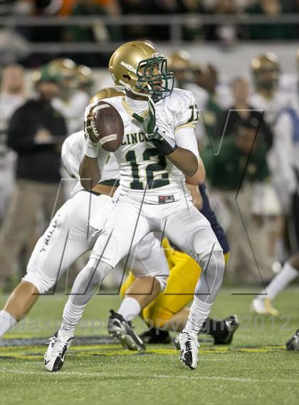 Thumbnail 2 in Lincoln vs. St. Thomas Aquinas (FHSAA 7A Final) photogallery.
